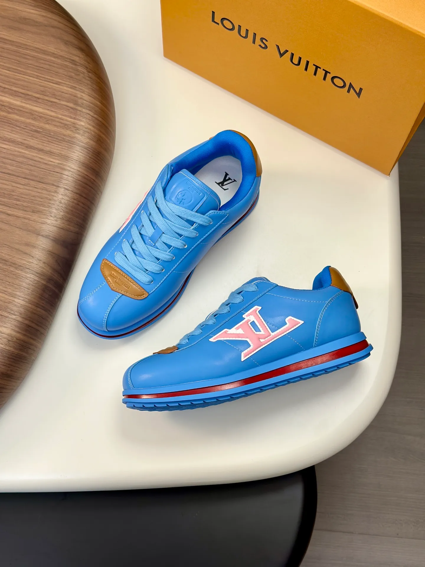 Factory direct sale ¥700💰Full set of packaging💰Top version LV-Louis Vuitton-Classic catwalk new style 1:1 developed replica of the original version! ! The upper foot is very comfortable. It is made of luxurious materials and fine workmanship. The midsole is printed with English letters "Made in Europe". The upper is made of calfskin imported from Italy. The side is decorated with the brand's LOGO and signature. The latest latex foot pads and mesh lining make the foot feel super comfortable. The original two-color TPU combination outsole is specially provided by the original factory. Bag technology Goodyear stitched edges Fabric: Exclusive custom first-layer cowhide Accessories: Exclusive private model Vuitton logo, lining: Customized silk mesh lining - first-layer silk cowhide lining Outsole: TPU combination outsole wear-resistant, non-slip and anti-yellowing Foot pads: new latex pads-mesh sweat-absorbent Counter technology: fully computerized sewing machine wire drawing Toe box back cover Hot and cold shaping Full set of pull-top last with medium and low logo pattern Counter packaging - Shoelaces, certificates, cards, instructions, certificates of quality, dust bags, the most comprehensive packaging on the Internet, men's size 339-44 (38/45 custom-made, non-refundable!